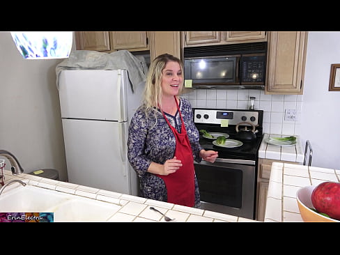 ❤️ Stepmom milking him in the kitchen before his date ❤️❌ Porn video at en-us.novoporn.ru